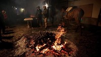 Festival ini digelar untuk merayakan Hari Santo Antonius, santo yang dikenal sebagai pelindung binatang. Sebelum mulai, api disiapkan terlebih dahulu. (Juan Medina/Reuters)
