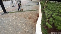 Jalur pedestrian itu selalu dibersihkan untuk memberikan rasa nyaman bagi warga yang melintas di kawasan tersebut.