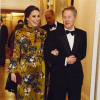 Biasa memakai gaun berwarna solid, kali ini ia memilih gaun satin bernuansa 70-an rancangan Erdem. Gaun tersebut hadir dalam warna kuning mustard dan motif floral yang mencolok.