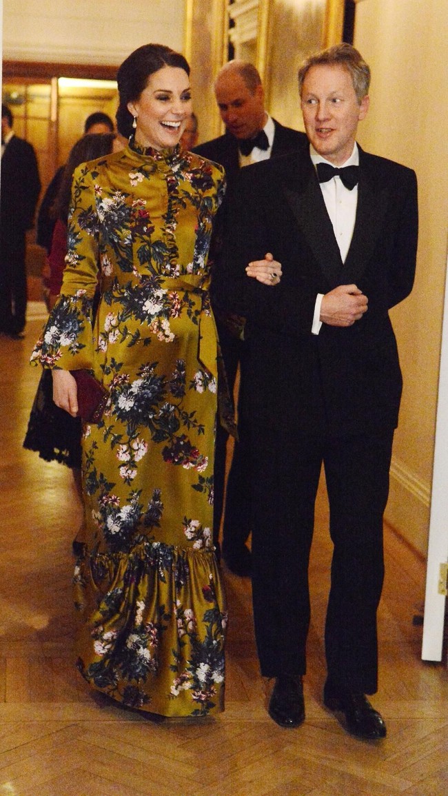 Biasa memakai gaun berwarna solid, kali ini ia memilih gaun satin bernuansa 70-an rancangan Erdem. Gaun tersebut hadir dalam warna kuning mustard dan motif floral yang mencolok.