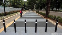 Kini pejalan kaki akan merasa nyaman melintas di trotoar tersebut karena sudah dipasang pilar-pilar untuk menghadang pemotor yang nakal agar tak bisa melintas di trotoar.