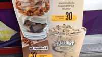 Di gerai McDonalds Thailand ada McFlurry rasa tiramisu. Es krim rasa tiramisunya terlihat dicampur dengan remahan Oreo. Yummy! Foto: Istimewa