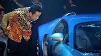 Diaz Hendropriyono sempat melihat-lihat mobil seharga Rp 60 miliar tersebut.