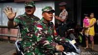 Belum genap setahun menjabat Sesmil Presiden, Hadi dipromosikan menjadi Irjen Kementerian Pertahanan. Dia pun menyandang bintang tiga di pundak, yakni marsekal madya. (Dok. Puspen TNI)  