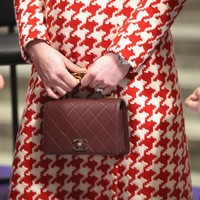 Kali ini, Kate memilih tas merah Chanel untuk menemani gayanya. Tas tersebut juga pernah dipakai Kate saat berkunjung ke Paris tahun lalu. (Foto: Getty Images)