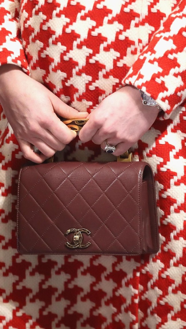 Kali ini, Kate memilih tas merah Chanel untuk menemani gayanya. Tas tersebut juga pernah dipakai Kate saat berkunjung ke Paris tahun lalu. (Foto: Getty Images)