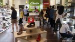 Toko Sepatu Clarks di GI Diserbu Pembeli Jelang Tutup