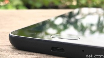 Bagian bawah terdapat port microUSB. Foto: Adi Fida Rahman/detikINET