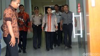 Setya Novanto tiba di Pengadilan Tipikor, Jakarta, sambil menenteng tas berwarna hitam, Kamis (1/2/2018).