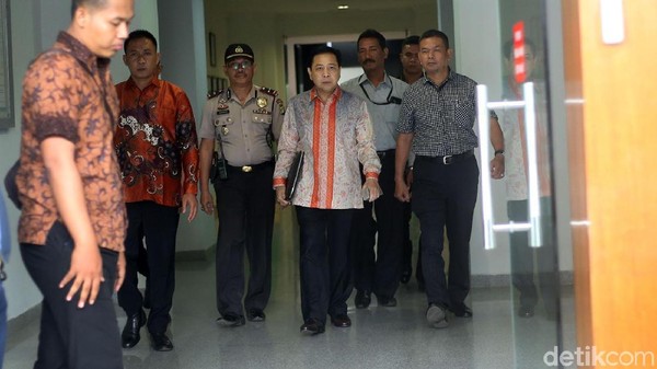 Jalani Sidang Lanjutan, Novanto Bawa Tas Hitam