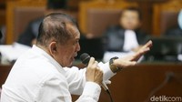 Chairuman mengaku memiliki Rp 1,8 miliar di lemari kamar tidurnya. Menurut Chairuman, uang itu bukan dari proyek e-KTP melainkan dari bisnisnya.