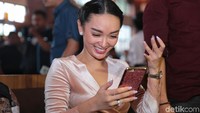 Ada juga Zaskia Gotik tertangkap asik dengan telepon selulernya saat dijumpai di sebuah acara baru-baru ini. Foto: Ismail/detikHOT