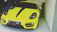 Terdapat akun Facebook dengan nama Aom Juang (ahonk djuang). Polisi sudah membenarkan bahwa akun dan foto-foto itu milik Aom Juang Wibowo. Mobil sport mewah Porsche yang dimiliki Aom berwarna kuning. Bahkan dalam foto yang diunggah, Aom tampak duduk di kap kendaraan itu.