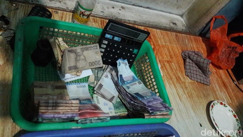 Polisi Tangkap 2 Petugas Dishub Kota Solok Terkait Pungli Polisi Tangkap 2 Petugas Dishub Kota Solok Terkait Pungli
