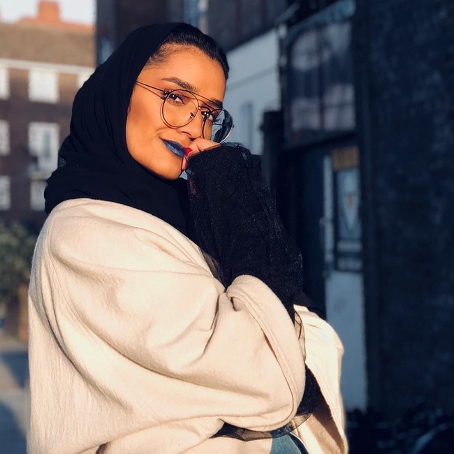 Salah satu ciri khas Mthayel adalah keberaniannya memakai lipstik berwarna mencolok seperti hijau dan biru. Meski warna lipstik itu terbilang aneh, Mthayel tetap cantik dan fashionable. Foto: Instagram