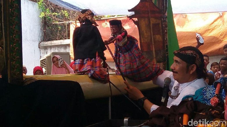 Ki Manteb Sudharsono: Enthus Susmono Sudah Seperti Anak Saya Ki Manteb Sudharsono: Enthus Susmono Sudah Seperti Anak Saya