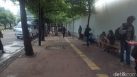 Ini penampakan trotoar Sudirman sebelum ditata. Lokasi ini berada di bawah Halte Busway Bendungan Hilir. (Zunita-detikcom)