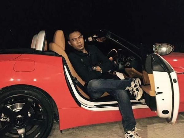 Pose Bos Travel Umrah PT SBL Aom Juang bareng Ferrari dan Porsche