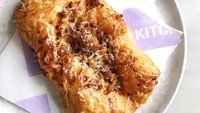 Spicy Chorizo Croissant dibuat dengan paduan paprika Gruyere butter dan atasnya diberi espelette cayenne chorizo dan keju parmesan. Foto: Instagram Dominique Ansel
