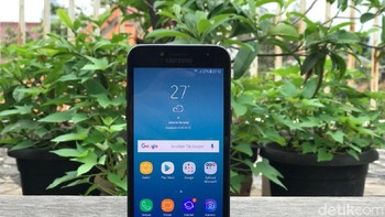 Galaxy J2 Pro hadir dalam bentangan layar 5 inch dengan teknologi Super AMOLED. Foto: Adi Fida Rahman/detikINET