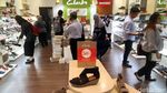 Toko Sepatu Clarks di GI Diserbu Pembeli Jelang Tutup