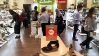 Akibat sistem buka tutup tersebut terjadi antrean calon pembeli hingga belasan orang. Mereka mengaku tertarik dengan penawaran diskon yang diberikan.
