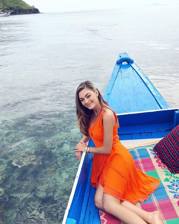 Miss Universe 2017 Demi-Leigh berpose sedang di atas boat di perairan Pulau Komodo yang jernih. Paras wanita asal Afrika Selatan ini sungguh cantik, setuju? (demileighnp/Instagram)