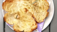 Kalau yang ini adalah croissant dengan isian garlic butter. Croissant yang satu ini bisa jadi pilihan pastry gurih di Dominique Ansel Bakery.  Foto: Instagram Dominique Ansel