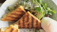Salah satu menu di Febiola Eatery nih. Ada grilled cheese, poached egg dan salad. Semua menu di sini dibuat dari bahan-bahan fresh. Foto: Instagram febyfebiola_