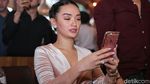 Zaskia Gotik Asyik Chatting sama Siapa Sih?