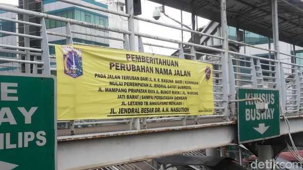  Spanduk sosialisasi penggantian nama Jl Warung Buncit menjadi Jl AH Nasution