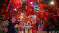 Berbagai bentuk lampion sudah dijajakan di Glodok.