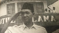KH Idham Khalid dikenal sebagai Ketua Tanfidziyah Nahdlatul Ulama. Ia juga merupakan politikus PPP. Ia muncul dalam uang Rp 5 ribu. (Foto: Repro buku Tanggung Jawab Politik NU dalam Sejarah)
