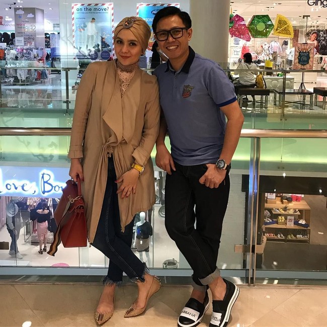 Tas Hermes Kelly seharga Rp 200 jutaan menjadi pilihan Viona Rosalina yang merupakan istri dari artis sekaligus anggota DPR RI, Eko Patrio, untuk tampil stylish. Foto: Instagram