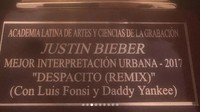 Awalnya Cruz mengira kiriman itu untuk rekannya, Marc Anthony yang menang Best Latin Children’s Album. Foto: Instagram Carloz Escalona Cruz