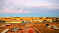 Ini daerah paling tandus di Australia. Kota ini memiliki suhu udara yang ekstrem, membuat penambang mulai menggali rumah di lereng bukit (Thinkstock)