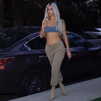 Paris Hilton, yang dulu adalah bos sekaligus sahabat Kim Kardashian tampil dengan gaya ikonik bintang reality TV tersebut. Ia pun memamerkan gaya ala Kim Kardashian di Instagram. Foto: Instagram