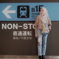 Gaya hijab yang tak kalah menarik untuk berlibur di Jepang adalah gaya Nisa Cookie. Menerapkan fesyen ala Jepang, Nisa Cookie tampil playful dengan tas minion dan celana jeans. Foto: Instagram