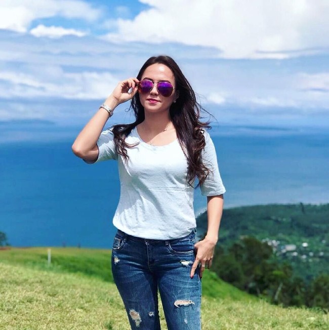Tampil kasual dengan kaus dan jeans, Victorine pun tampak menawan. Foto: Instagram