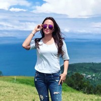 Tampil kasual dengan kaus dan jeans, Victorine pun tampak menawan. Foto: Instagram