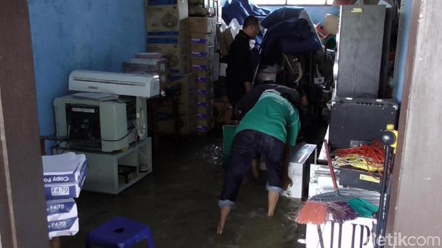 Diguyur Hujan, Sekolah di Pekalongan Terendam Banjir 