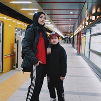 Berlibur bersama anaknya, Rani Hatta bergaya simple. Ia hanya memakai jaket, T-Shirt, dan celana training. Gayanya yang praktis jadi ide bagus untuk para ibu yang membawa anak saat berlibur agar bisa bebas bergerak. Foto: Instagram