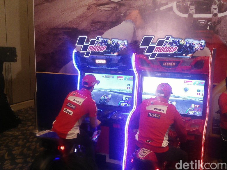 Dovizioso dan Lorenzo Balapan di Jakarta. Foto: Khairul Imam Ghozali Dovizioso dan Lorenzo Balapan di Jakarta. Foto: Khairul Imam Ghozali