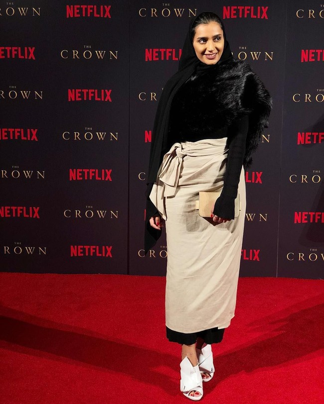 Ia tampak sering menghadiri undangan acara spesial seperti Emirates Woman Award dan acara premier The Crown Netflix di London. Foto: Instagram