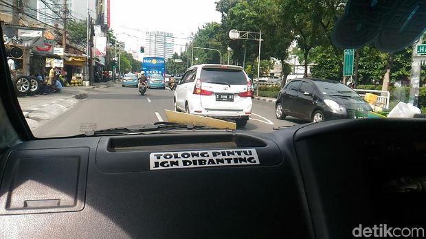  Sopir angkot berdemo dengan memblokir jalur menuju Stasiun Tanah Abang yang hanya bisa dilintasi TransJakarta Tanah Abang Explorer, Senin (29/1/2018)