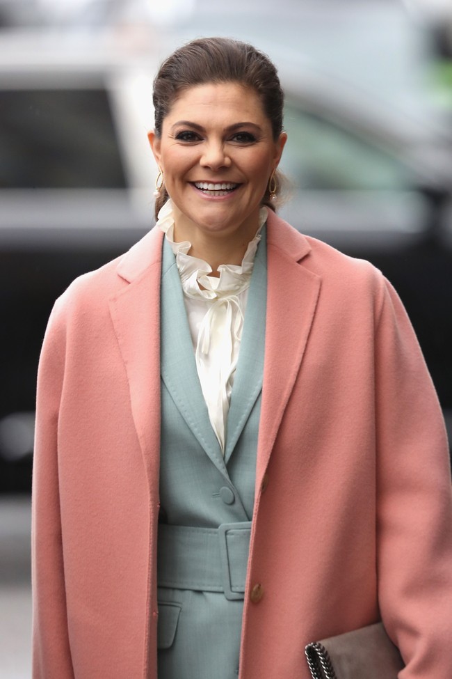 Putri Mahkota Victoria merupakan calon ratu Swedia. Dia adalah anak sulung dari Raja Carl XVI Gustaf dan Ratu Silvia. Wanita 48 tahun ini dianggap sebagai anggota kerajaan yang merakyat dan sederhana. Foto: Getty Images