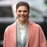 Lalu, Putri Victoria mencuri perhatian dengan mantel berpotongan minimalis. Mantel pink pastel tersebut berpadu manis dengan setelan biru muda yang berada di baliknya. (Foto: Getty Images)