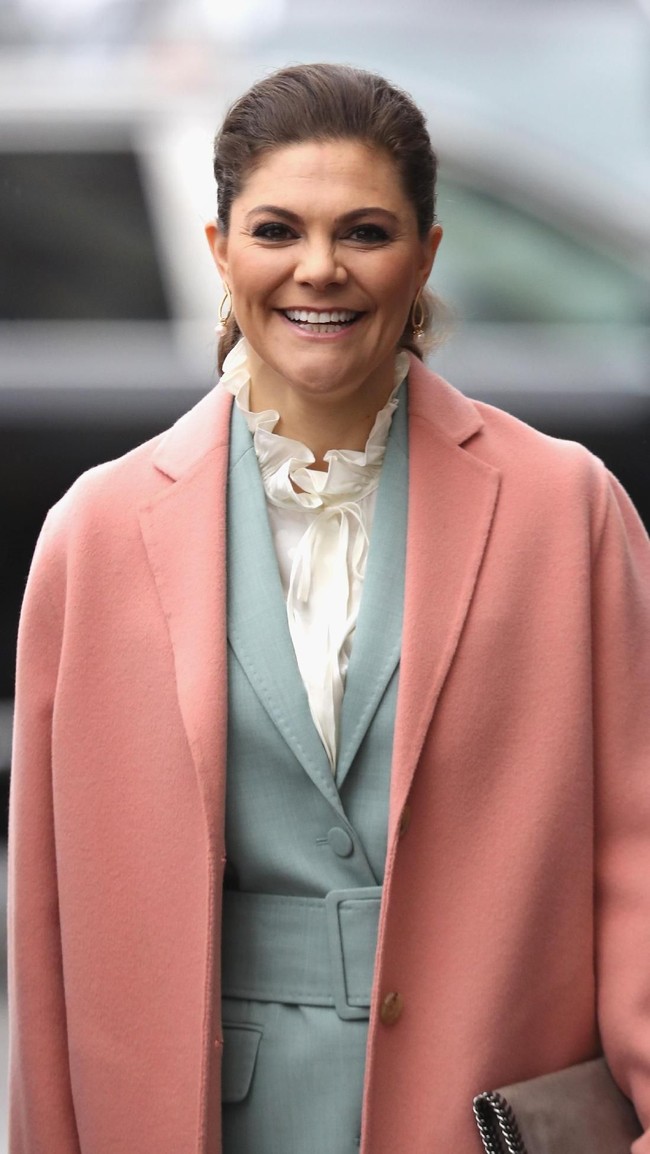 Lalu, Putri Victoria mencuri perhatian dengan mantel berpotongan minimalis. Mantel pink pastel tersebut berpadu manis dengan setelan biru muda yang berada di baliknya. (Foto: Getty Images)