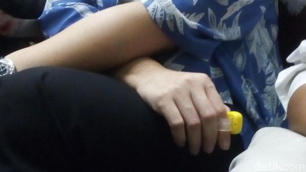 Sambil Pegang 'Tasbih Digital', Deisti Hadiri Sidang Novanto