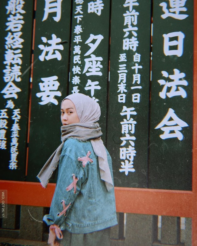 Bagi yang bosan dengan coat, gaya Intan Khasanah bisa jadi pilihan. Ia memakai jaket jeans untuk melawan dinginnya cuaca Jepang saat musim gugur. Gayanya juga cocok untuk kamu yang ingin tampil kasual.. Foto: Instagram
